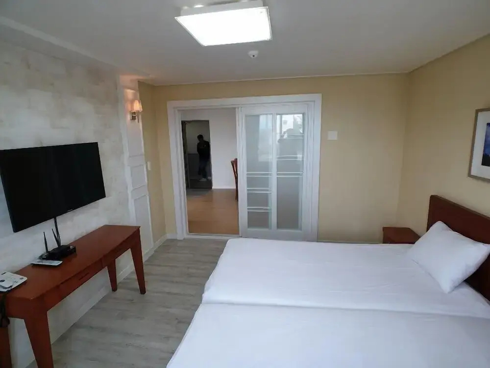 Standard Double Family room with partial ocean view (twin beds)
