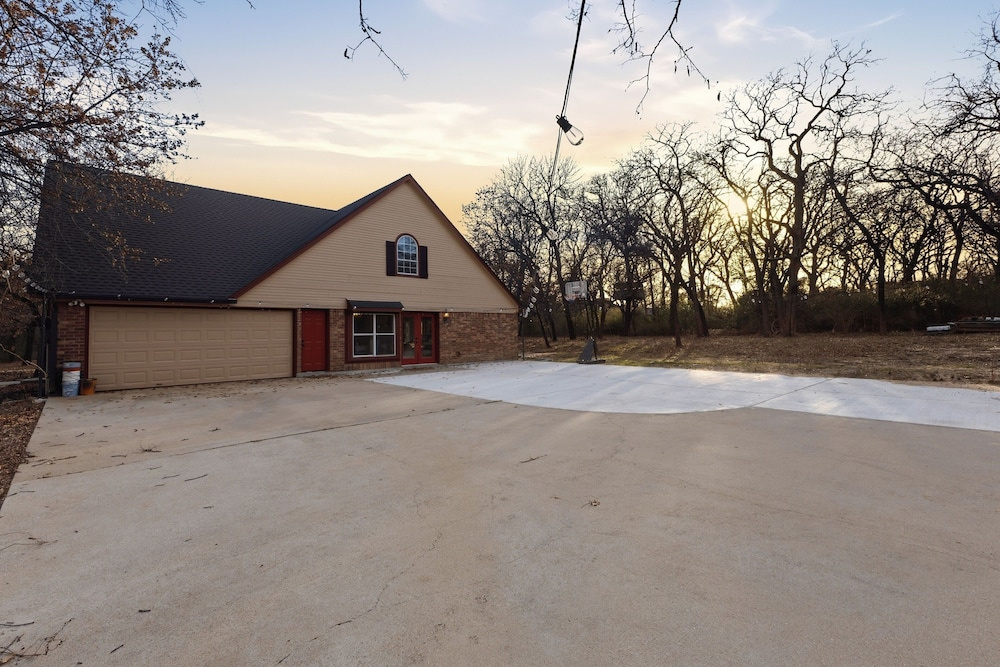 Oakwood Oasis: 1.4 Acres Of Tranquility 6 Bedroom Home