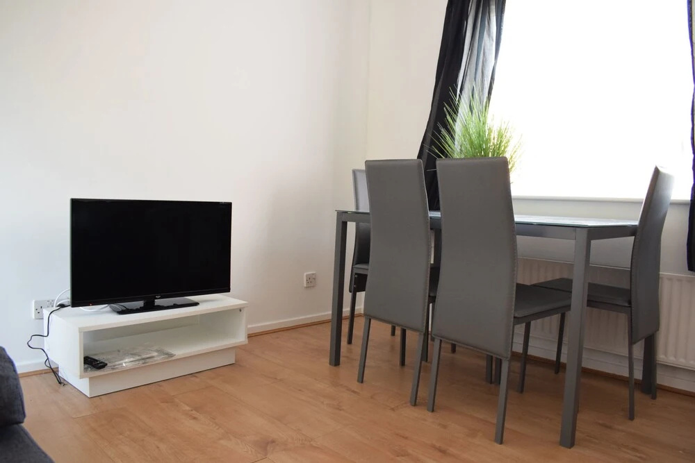 Bright 2 Bedroom Flat in Acton