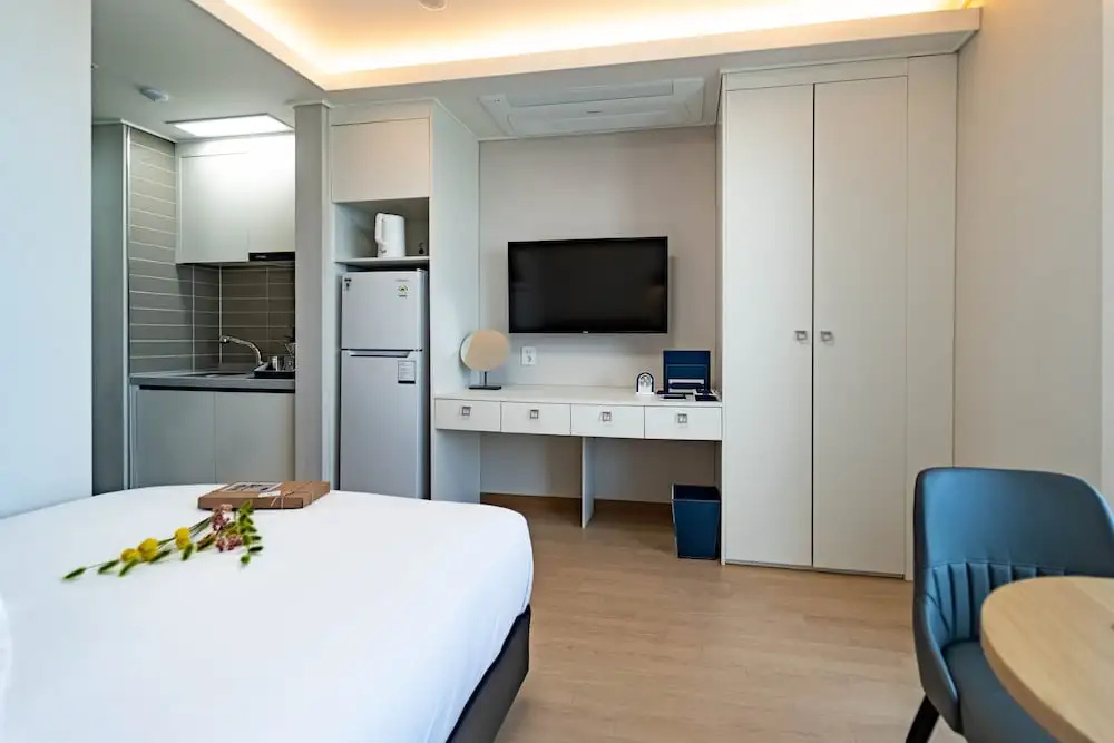 Standard Double room with partial ocean view (full double bed)