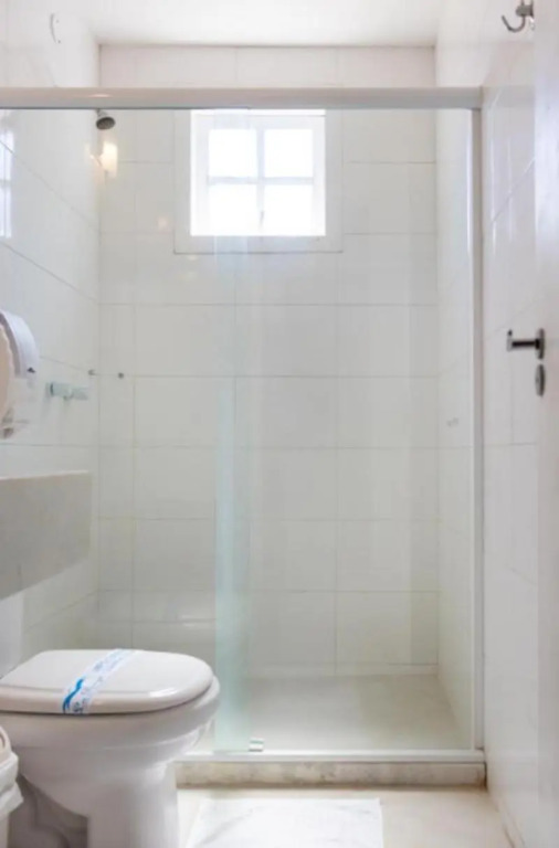 三人房豪華套房，配有雙人床