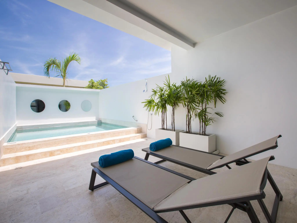 1 Bedroom Suite with pool view