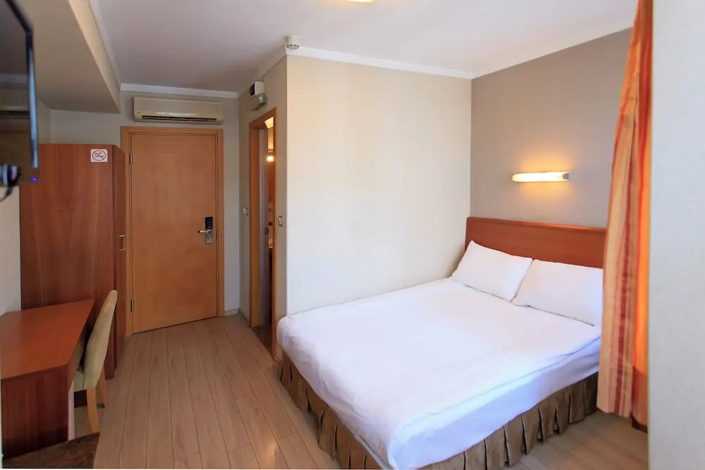 Standard Double room with city view (full double bed)
