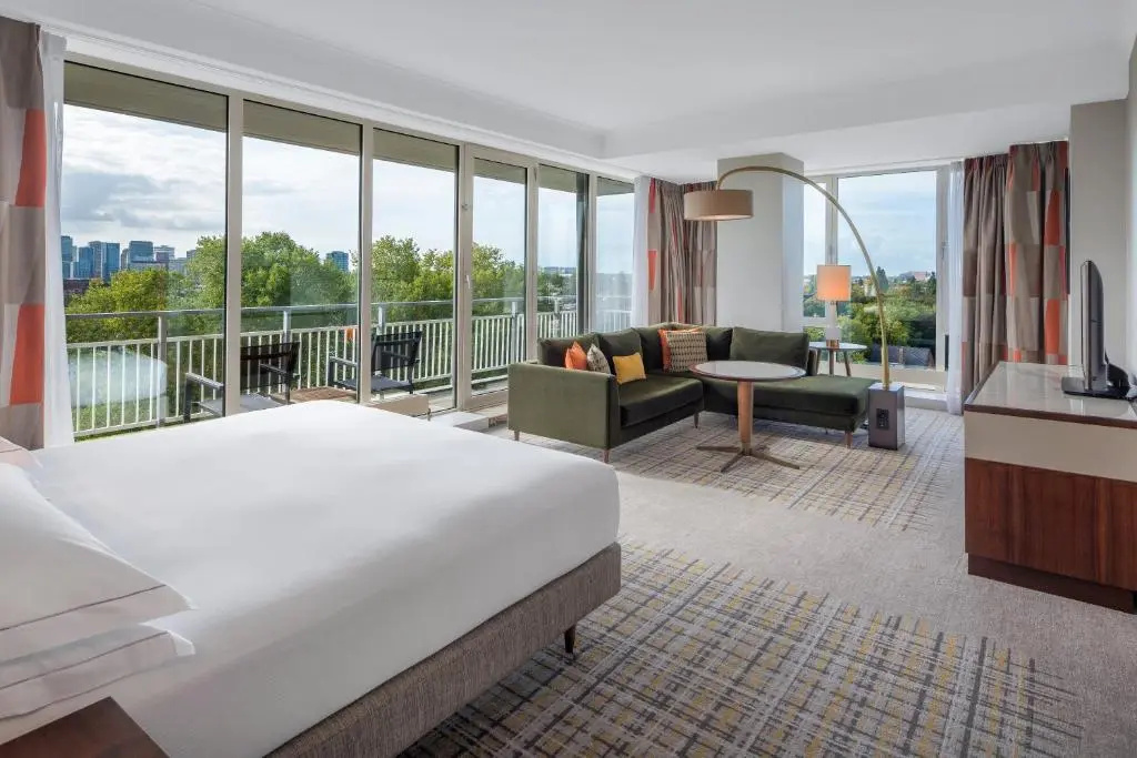 High floor Double Junior Suite with balcony (full double bed)