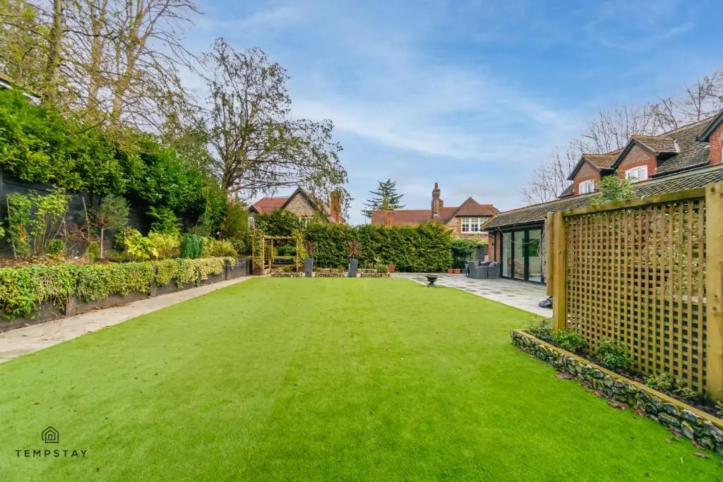 Hidden Gem! Luxury 5 Bed Near Warner Bros Studios
