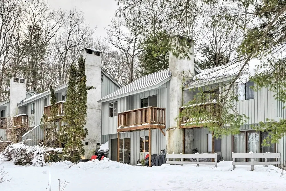 Hartford Escape w/ Fire Pit ~ 3 Mi to Ski & Golf!