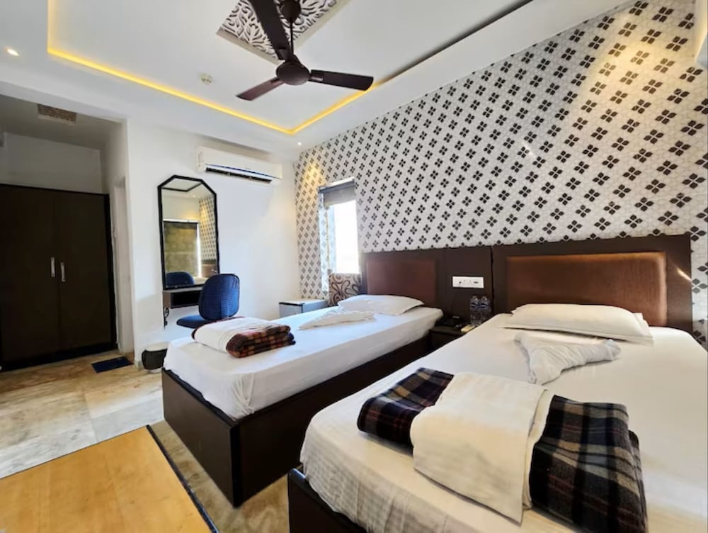 Deluxe Double room (full double bed)