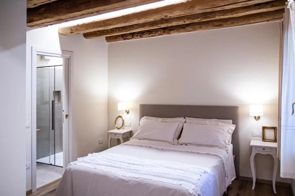 Deluxe Double room (full double bed)