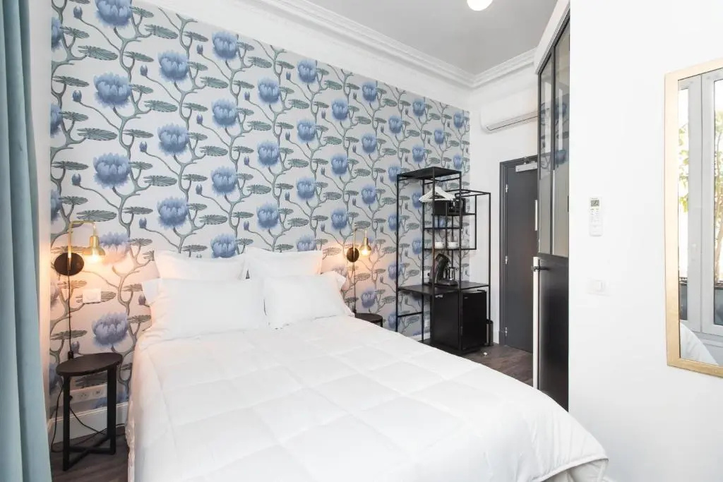 Standard Double room with street view (full double bed)