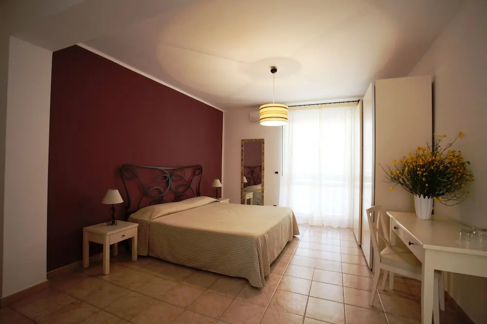 Standard Triple room with balcony and with partial sea view