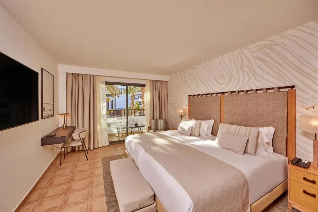 Double room with pool view (full double bed)