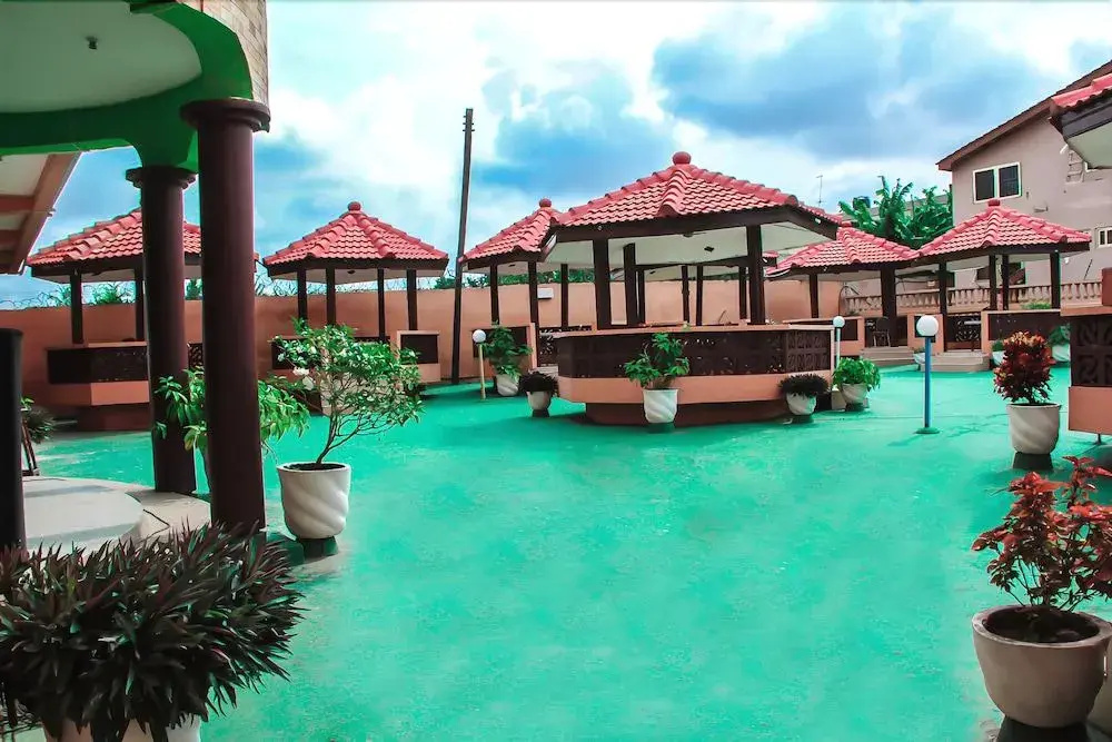 Vis-A-Vis Hotel