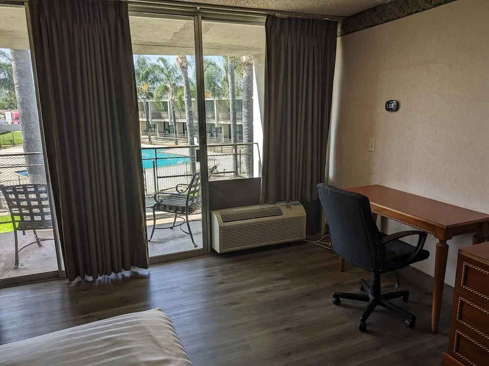 Deluxe Double room (full double bed)