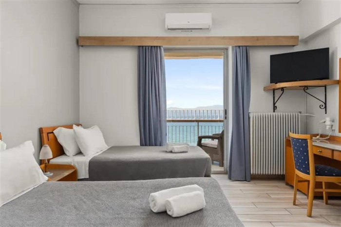 Superior Quadruple room with partial sea view