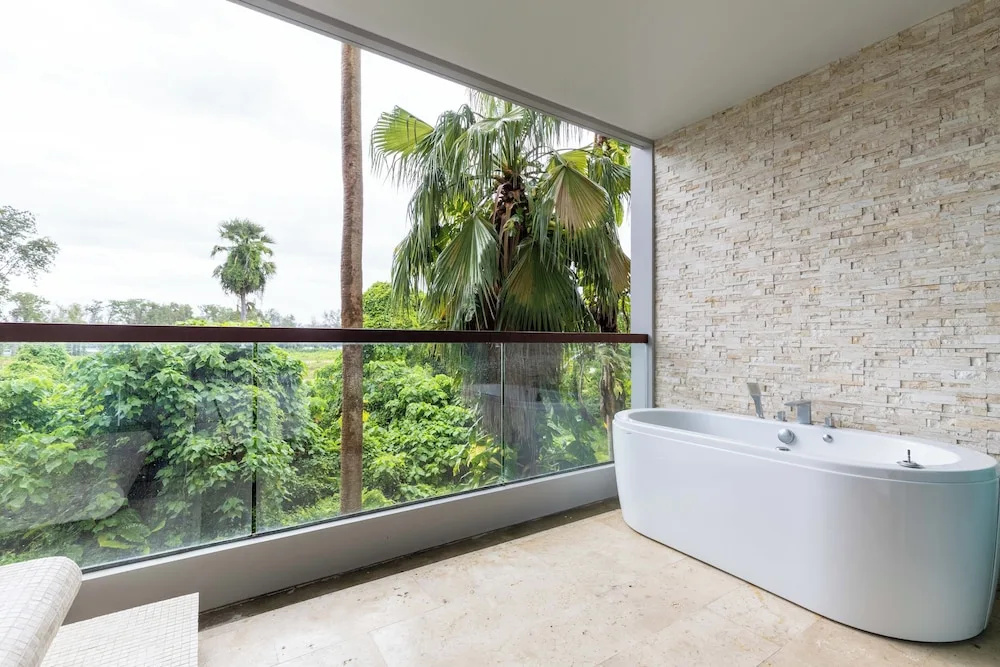 Majestic 2BR with garden view in Regent