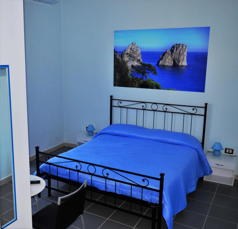 Napoli Station B&B — 3