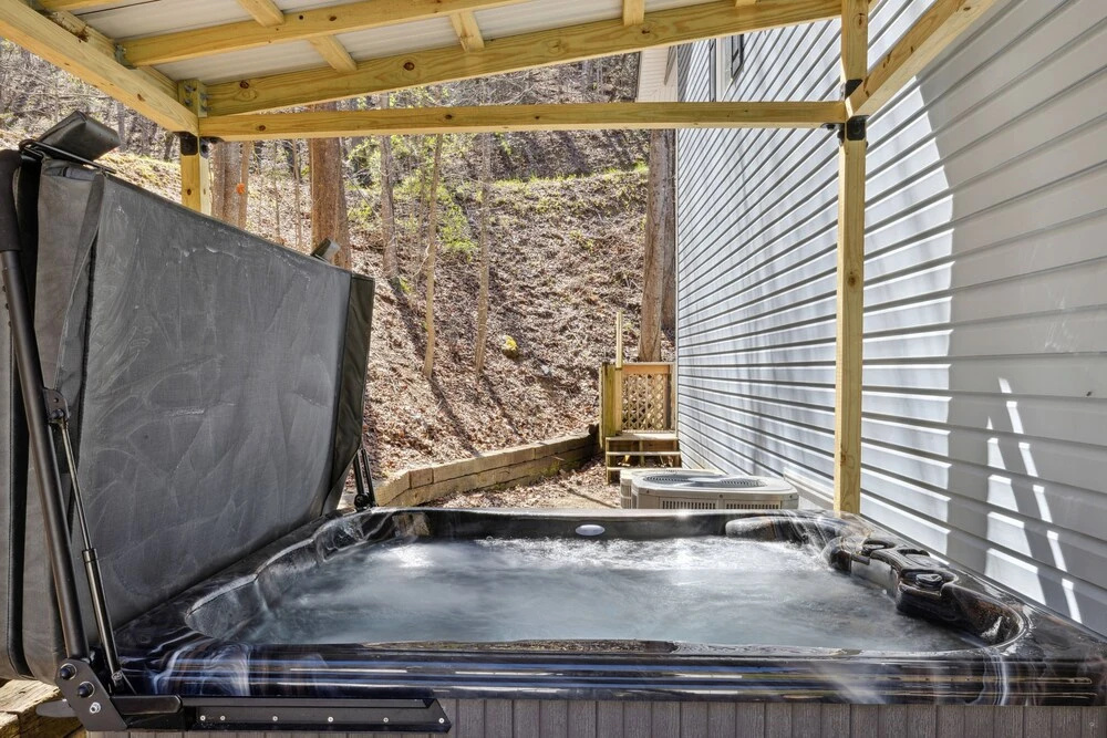 Hawk's Nest 4 Bedroom Chalet by RedAwning
