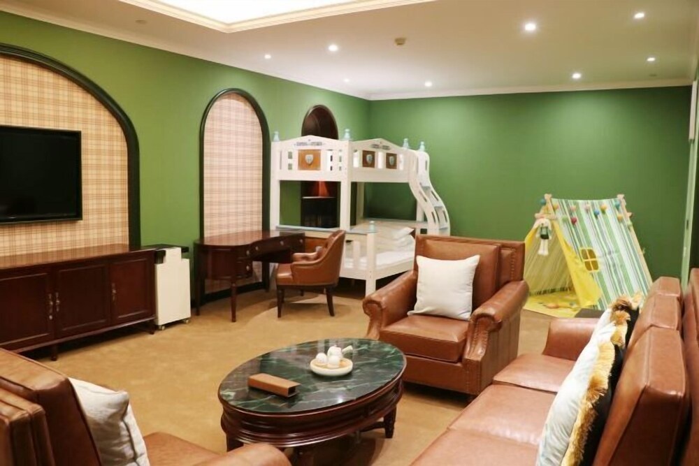 Fantawild Holiday Hotel in Zhengzhou