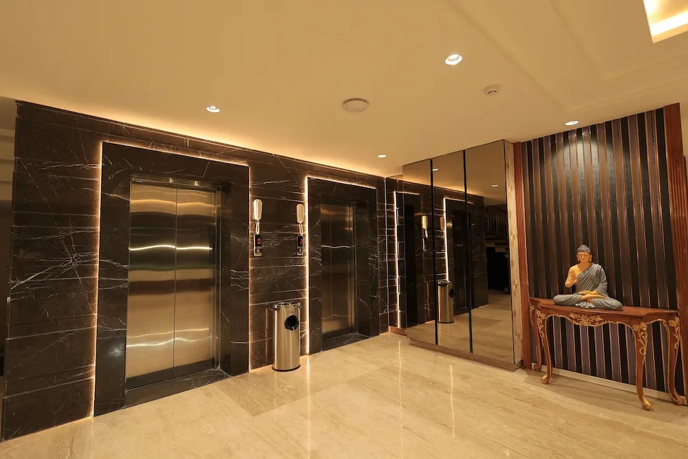 Lobby & Reception