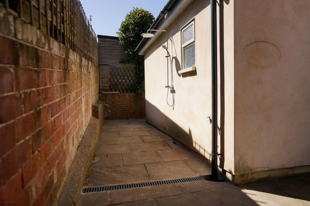 3 Bed Holiday Home in picturesque Seaview, walk to BEACH, private secure GARDEN