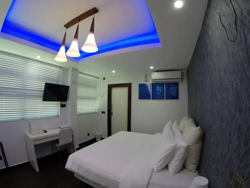 Airport Beach Hotel - фото 4