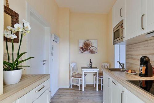 Отель Appartement-5-mit-Suedbalkon-in-strandnaher-Lage-Baederstil-Villa-in-Wenningstedt-Sylt, фото 9