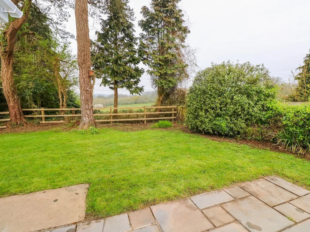 4 Hanbury Lodge