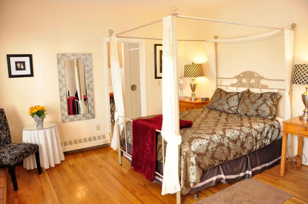 Standard Double room with balcony (full double bed)