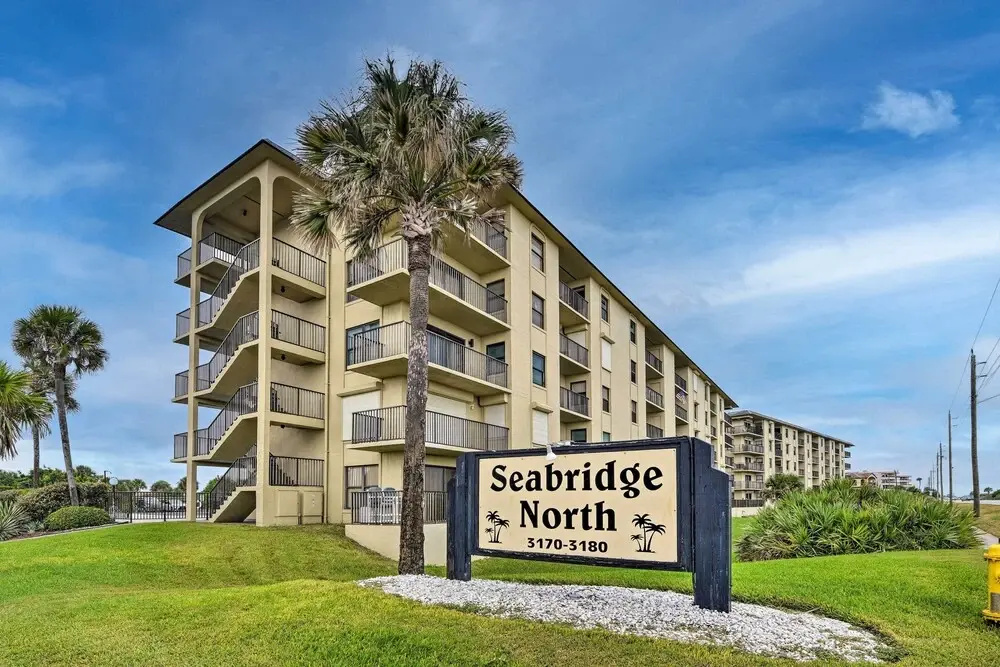 Sun-soaked Condo w/ Balcony - Steps to Beach!