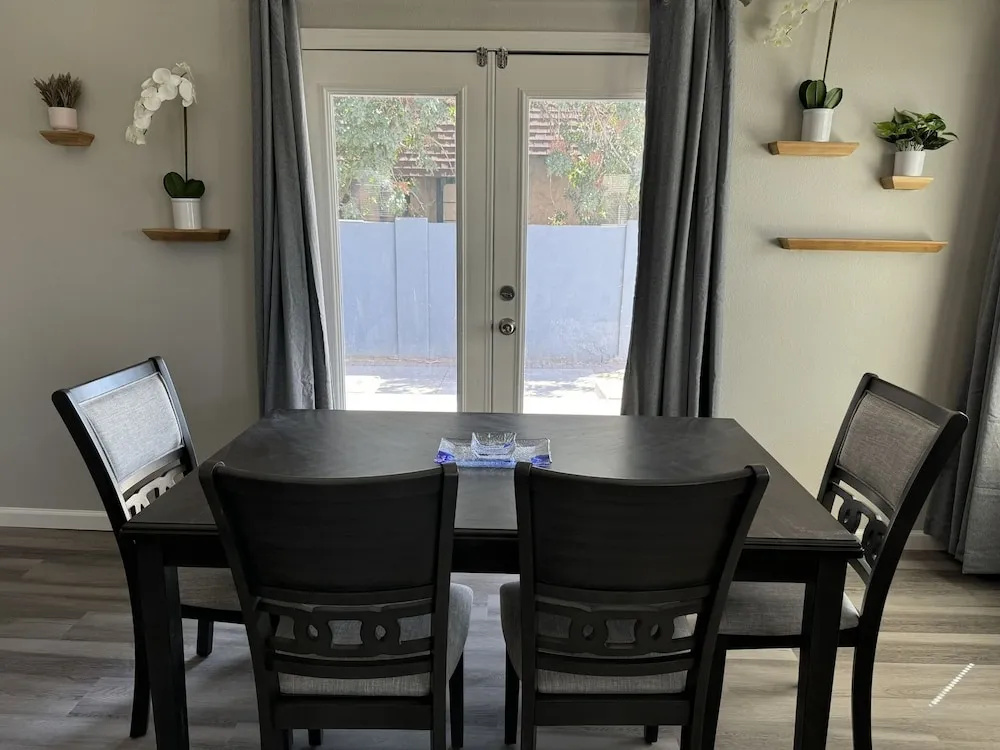 42 Chelsea Place On The Park In Heart Of Downtown 3 Bedroom Home