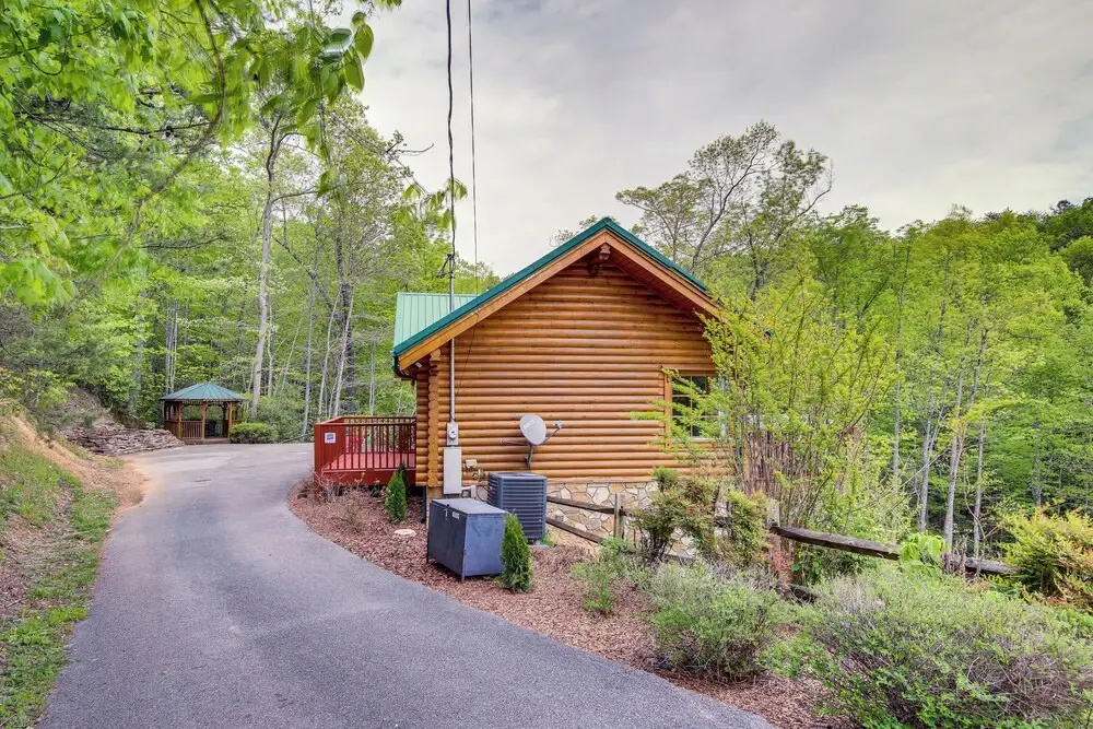 Eagle's Nest Cabin! Mtn-view Decks & Hot Tub