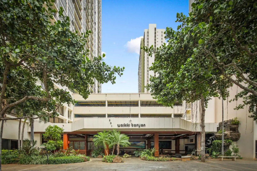 Resort Quest At The Waikiki Banyan