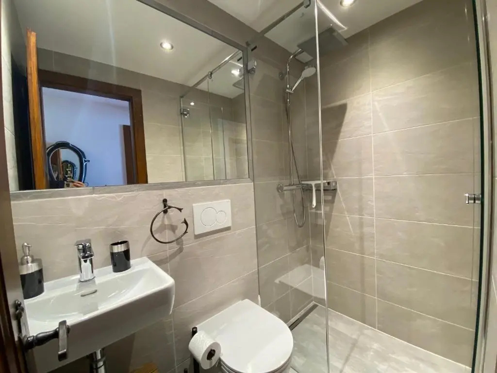 3 Bedrooms Apartment