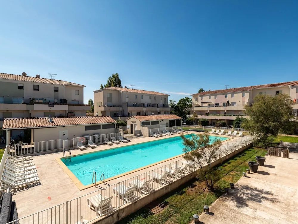 Afficher la photo 7 — Chic Coastal Pool View Apartment for 6
