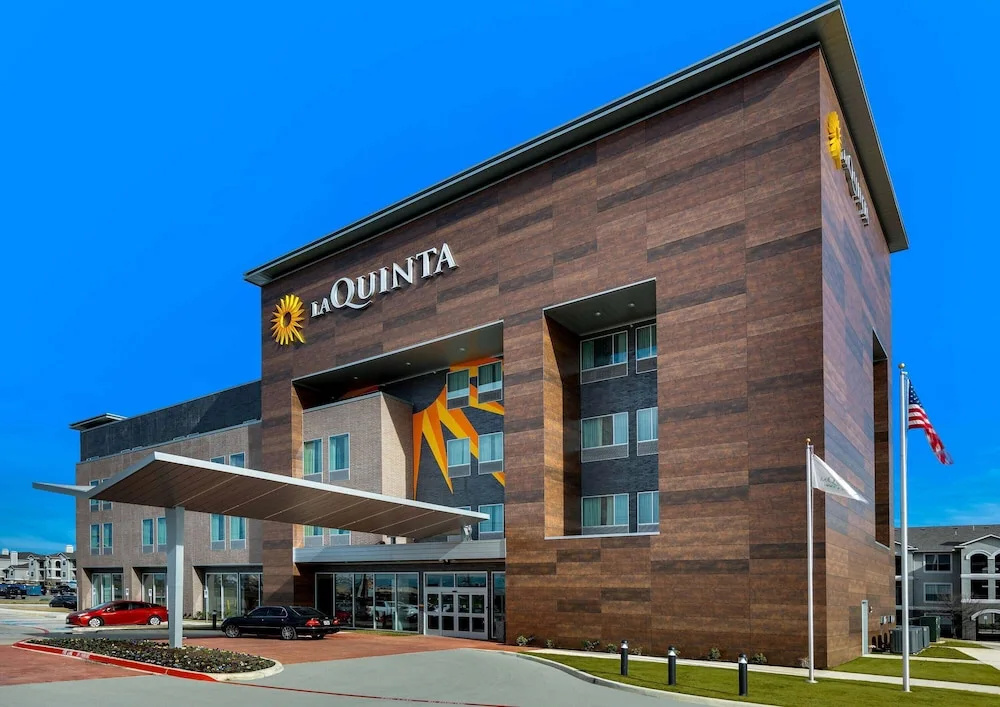 La Quinta Inn & Suites by Wyndham DFW West-Glade-Parks