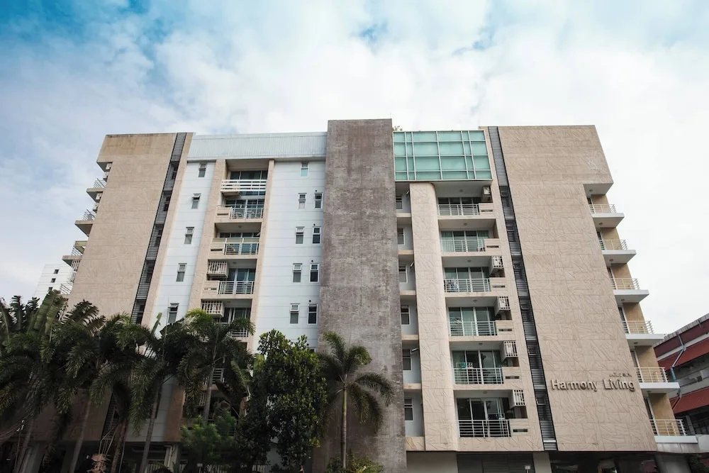 6D - 3 Bedroom Downtown Apartment With Shared Pool