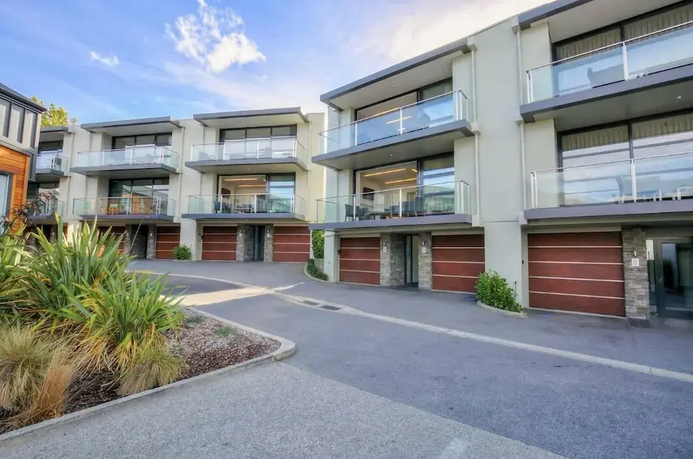 Panorama Terrace Apartments, Element Escapes