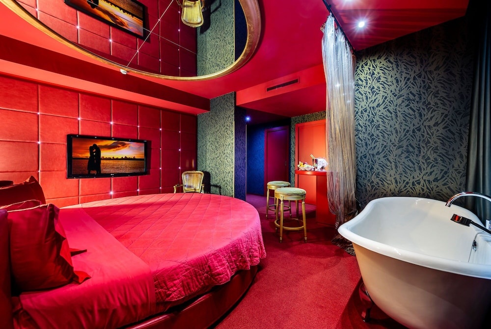 Base Hotel — 3