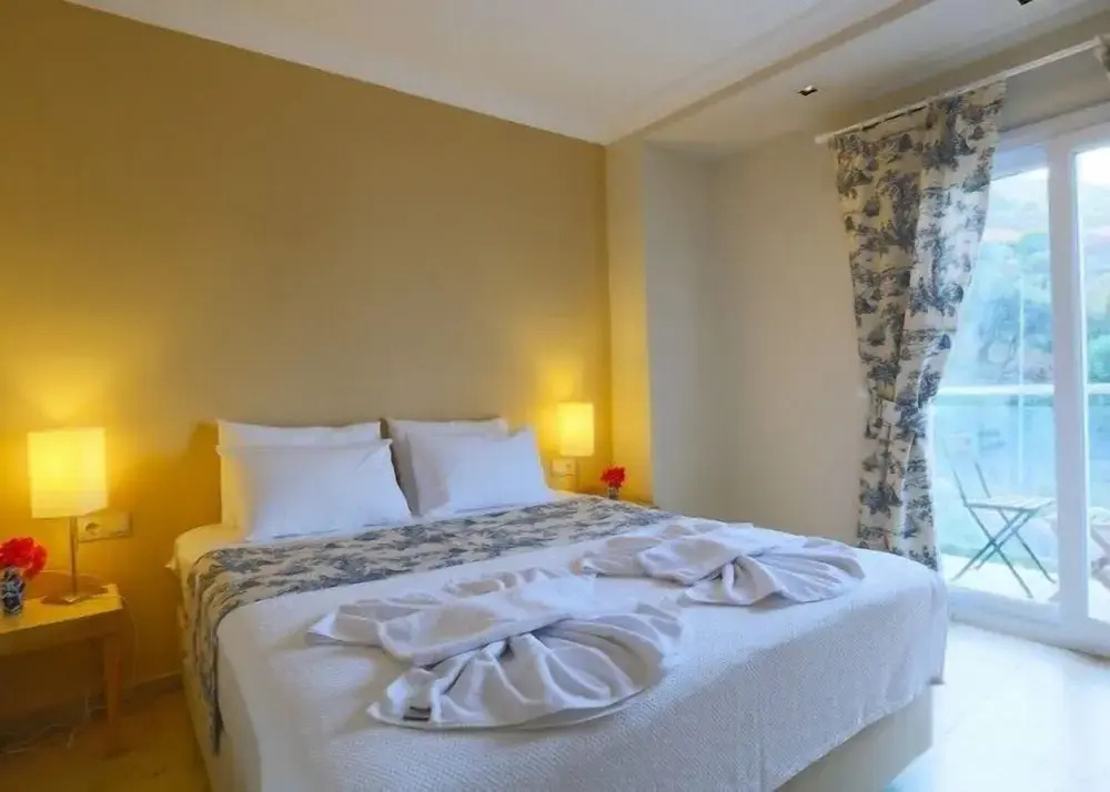 Suite with balcony and with partial sea view