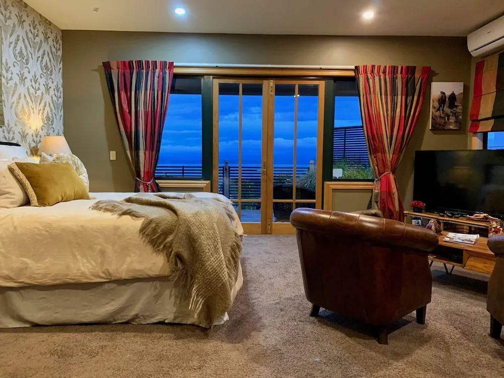 豪華雙人套房，設有陽台及湖景，配有雙人床。