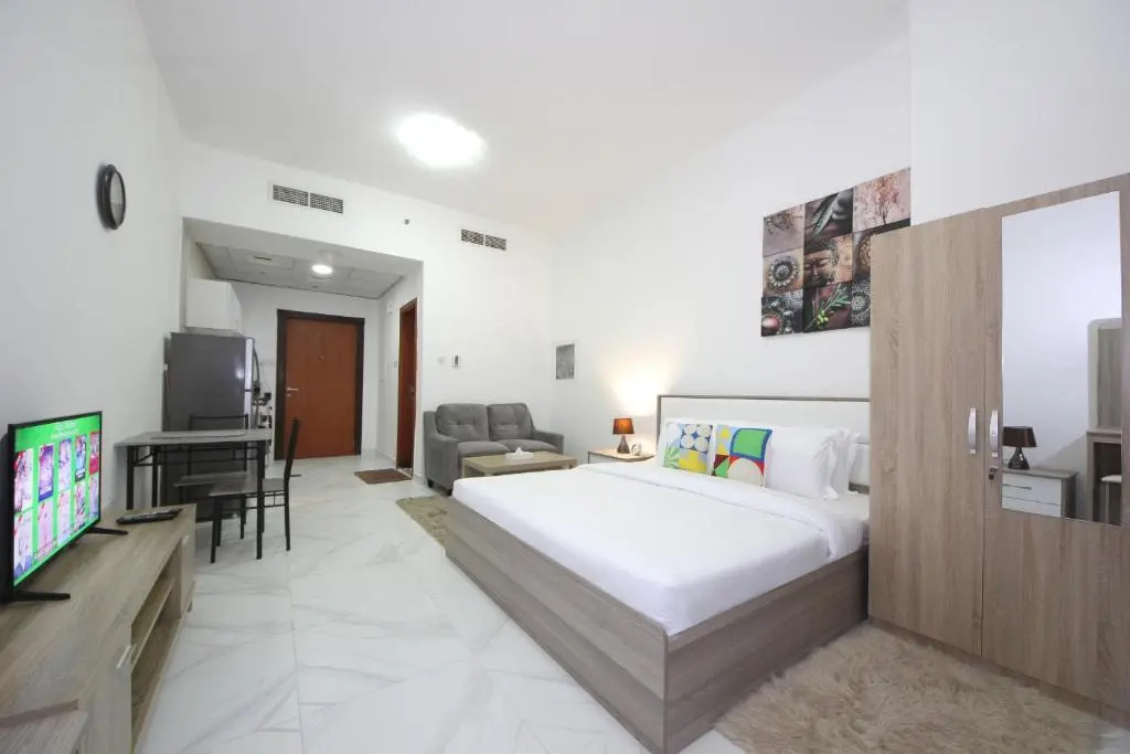 Signature Holiday Homes - Furnished Studio in Palace Tower 2, Silicon Oasis — фото
