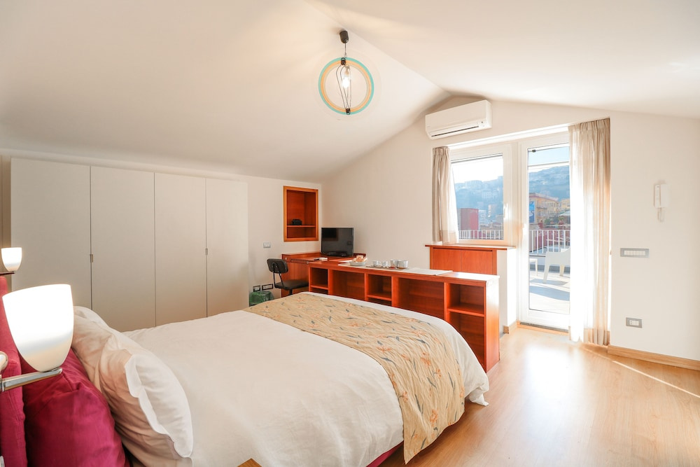 Deluxe Double room with partial sea view (full double bed)