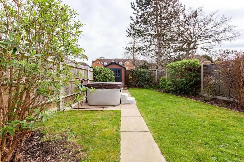 One bedroom apartment close to bracknell station with parking