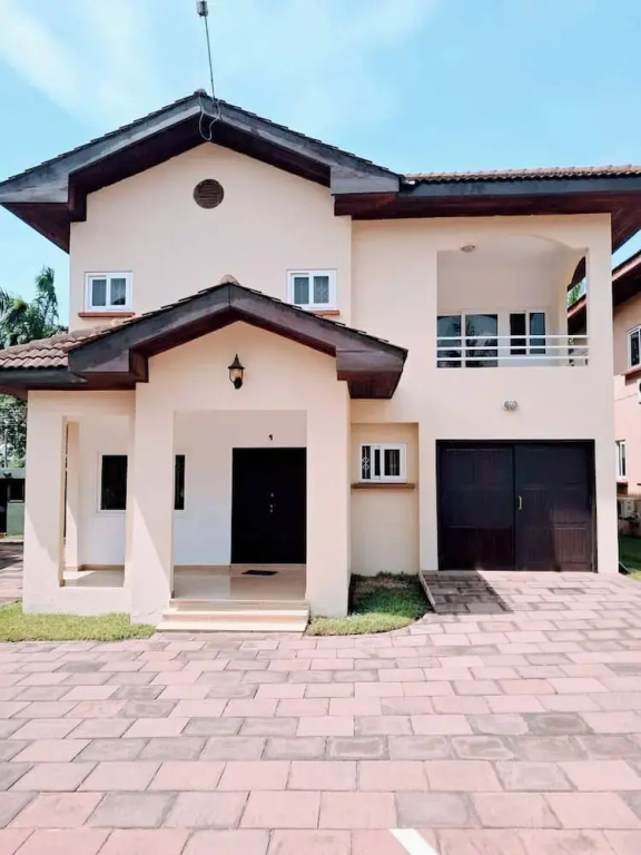 Stylish 3 Bedroom House Near Airport & Marina Mall