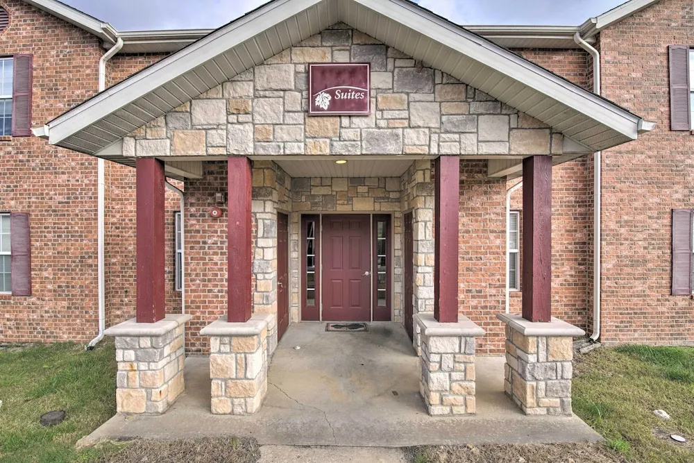 5 Mi to Marvel Cave: Ground-level Branson Apt!