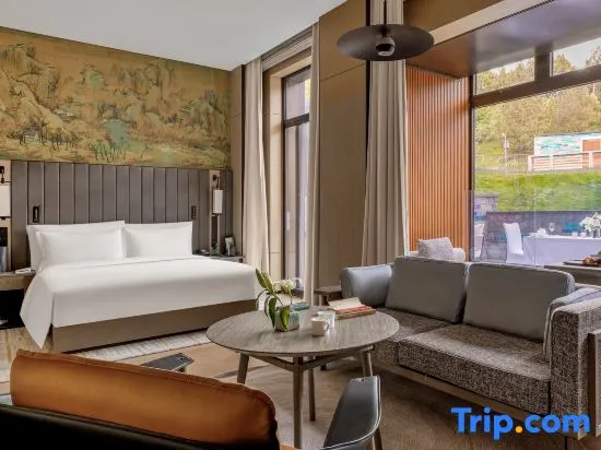 Standard Double room with lake view (full double bed)