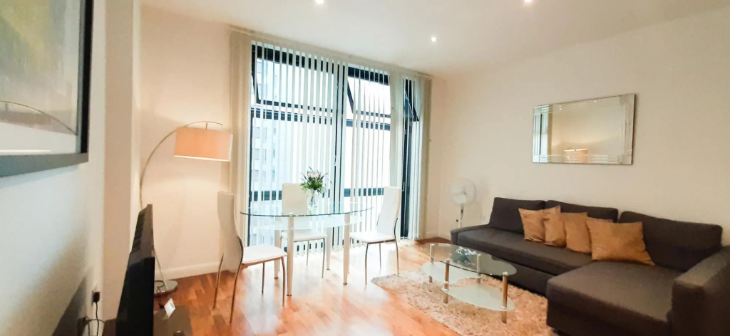 One Bed Apartment in South Quay, Canary Wharf