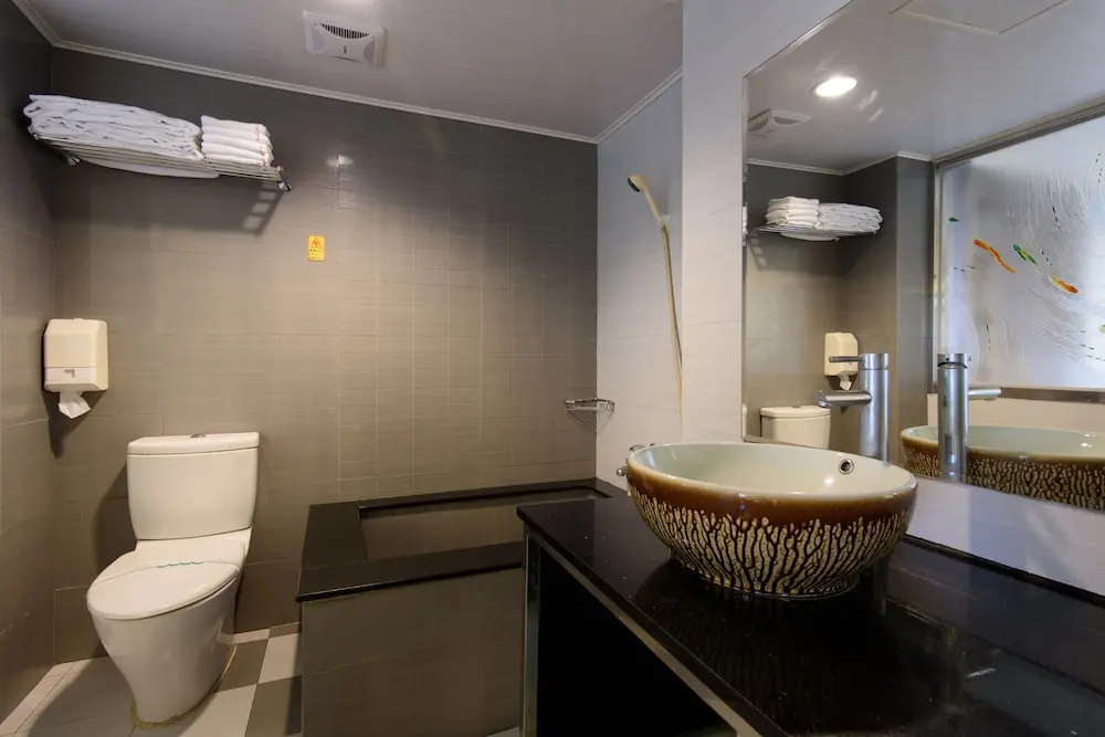Standard Double room with partial view full double bed