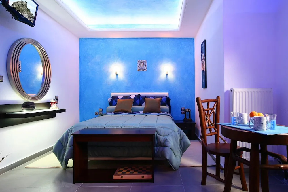 Superior Double Studio with city view (full double bed)