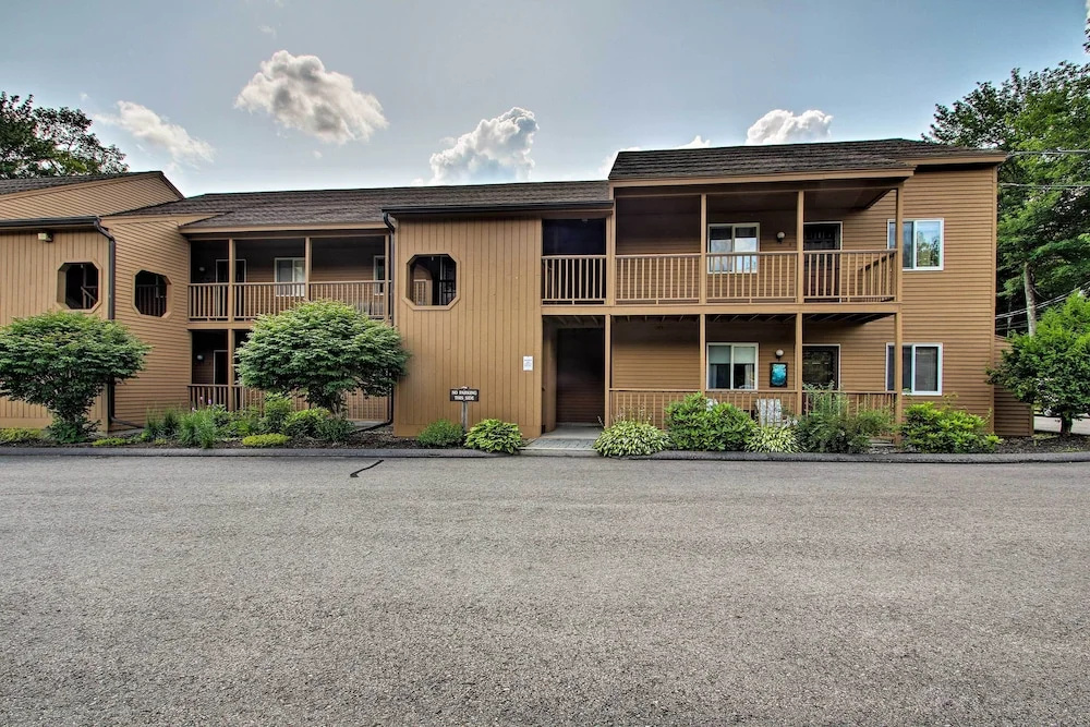 Lincoln Condo w/ Balcony - 6 Mi to Loon Mtn!